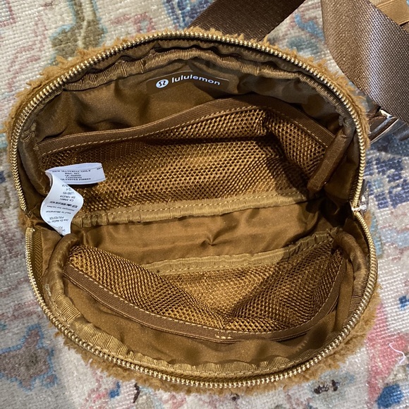 Lululemon Everywhere Belt Bag - Sherpa Burnt Caramel - Picture 11 of 13
